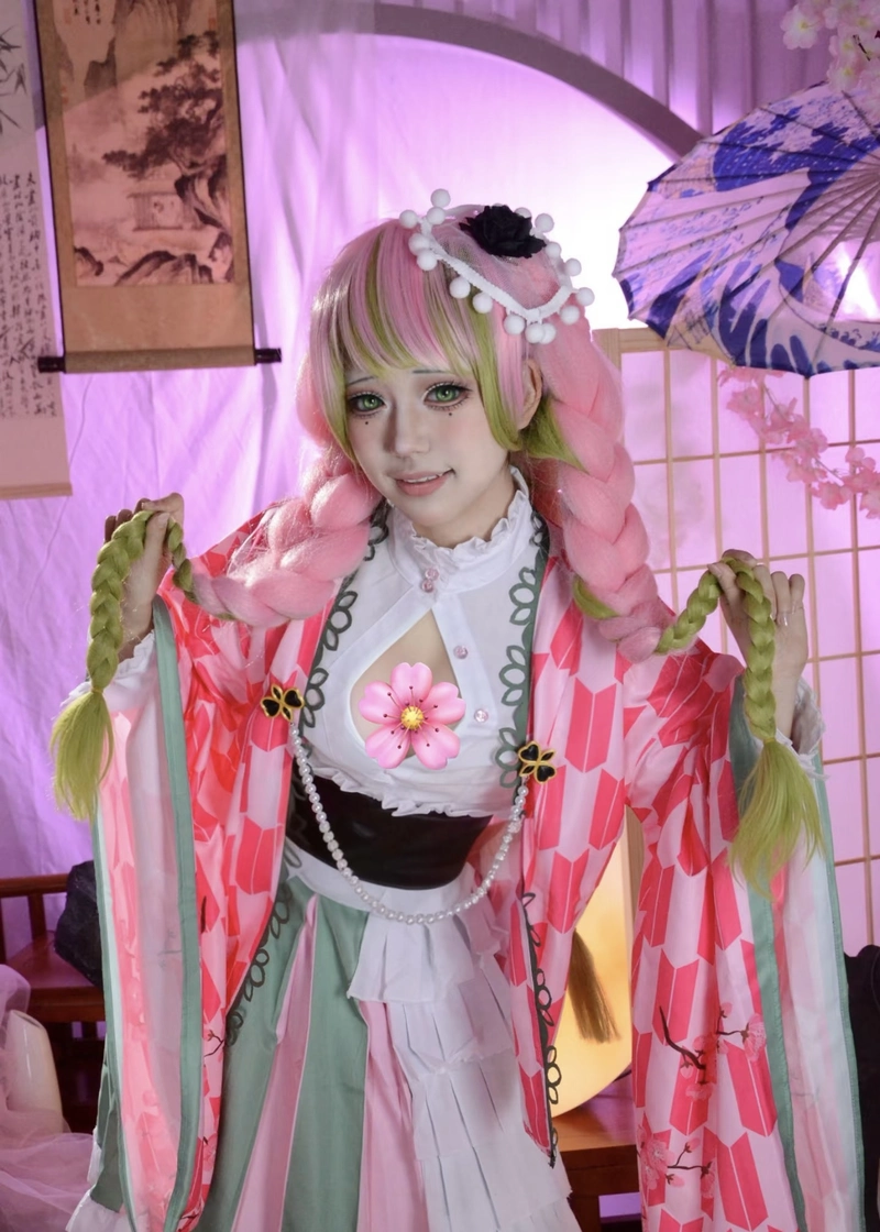 Hình cosplay Mitsuri với ánh mắt dịu dàng cuốn mắt