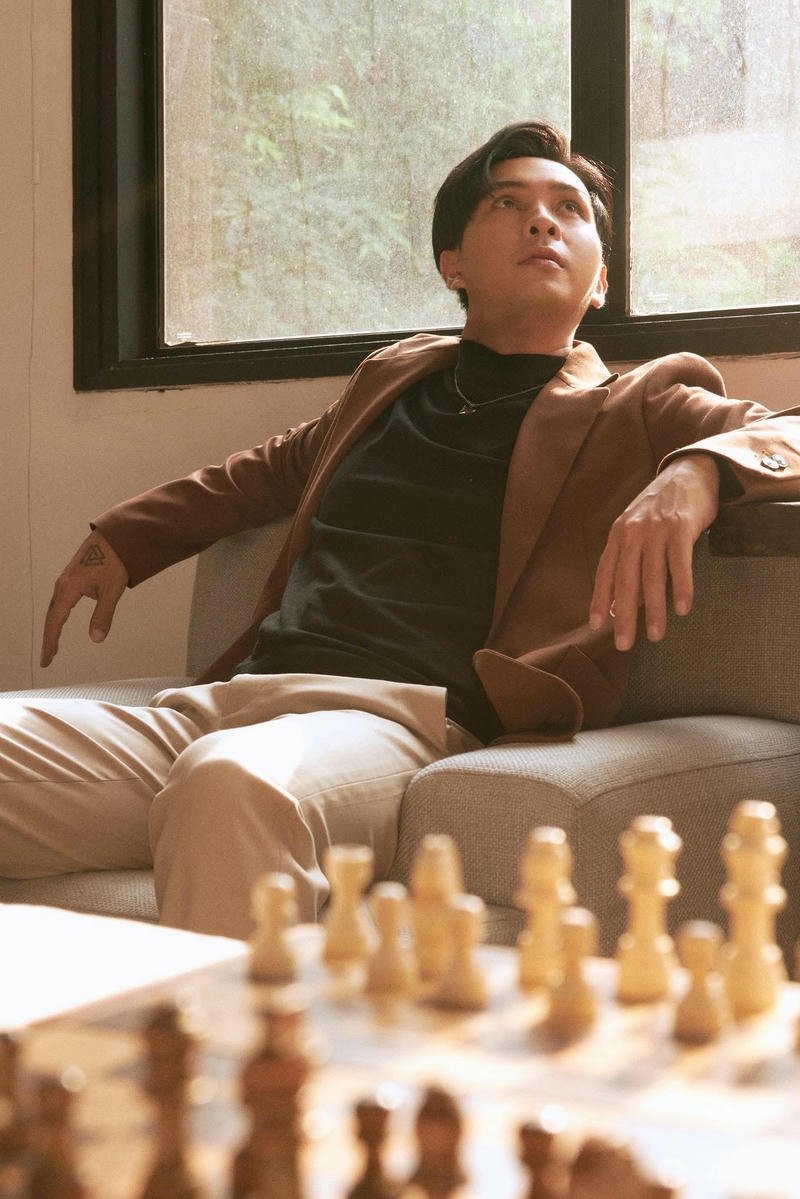 Hình nền Hồ Quang Hiếu trong bộ vest lịch lãm