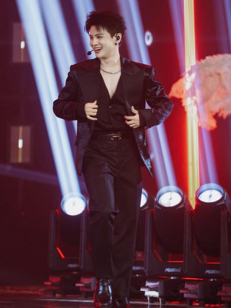 Hình nền Phạm Đình Thái Ngân biểu diễn trên sân khấu đẹp