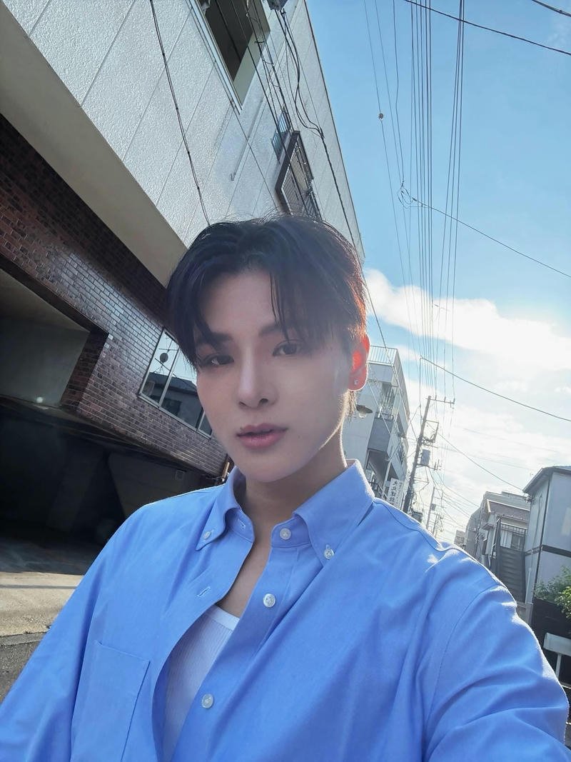 Hình nền Phạm Đình Thái Ngân đẹp trai ánh sáng nhẹ