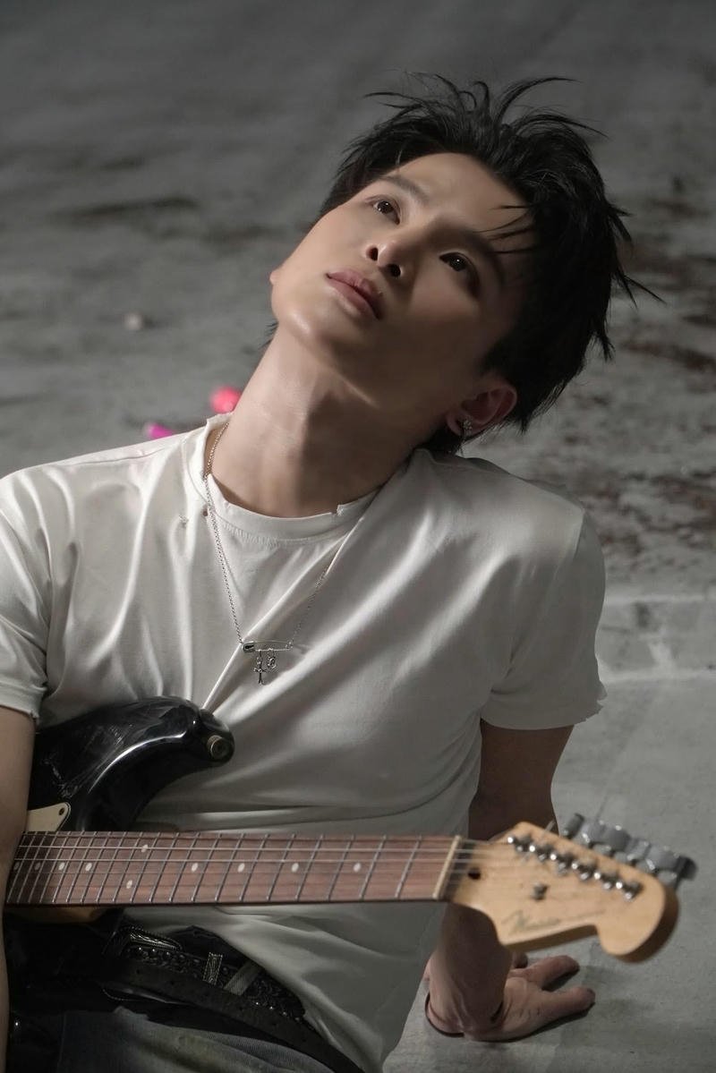 Hình nền Phạm Đình Thái Ngân đẹp trai phong cách đơn giản