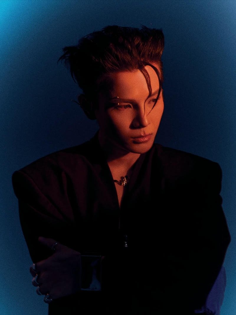 Hình nền Phạm Đình Thái Ngân ngầu trong trang phục tối