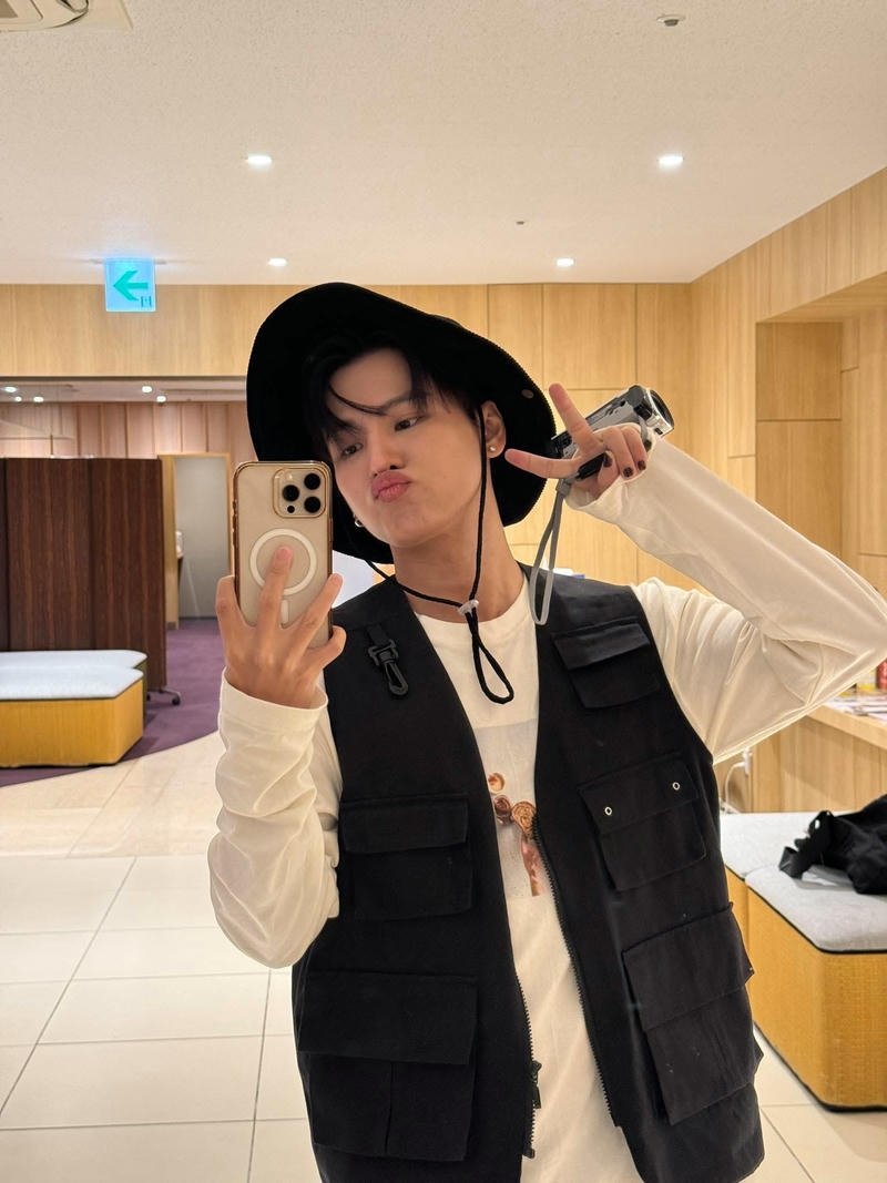 Hình nền Phạm Đình Thái Ngân phong cách thời trang hiện đại