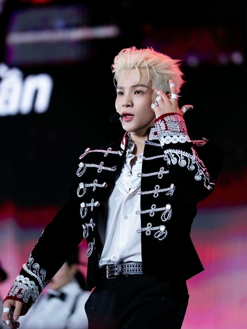 Hình nền Phạm Đình Thái Ngân phong cách trẻ trung