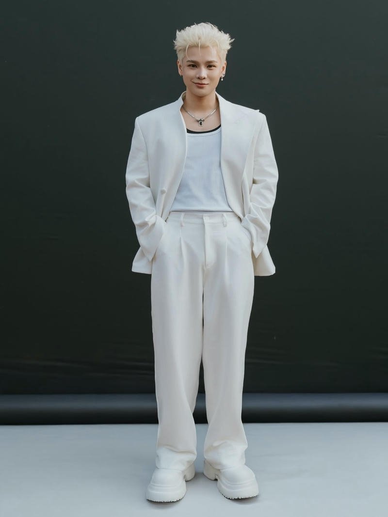 Hình nền Phạm Đình Thái Ngân thần thái cuốn hút