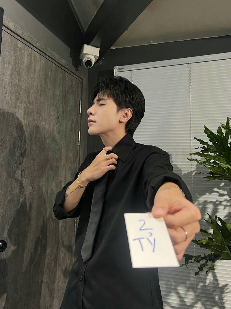 Hình nền Quang Hùng MasterD đứng trước nền tối tạo điểm nhấn