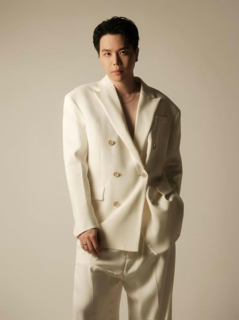 Hình nền Trịnh Thăng Bình ngầu ánh nhìn lạnh lùng