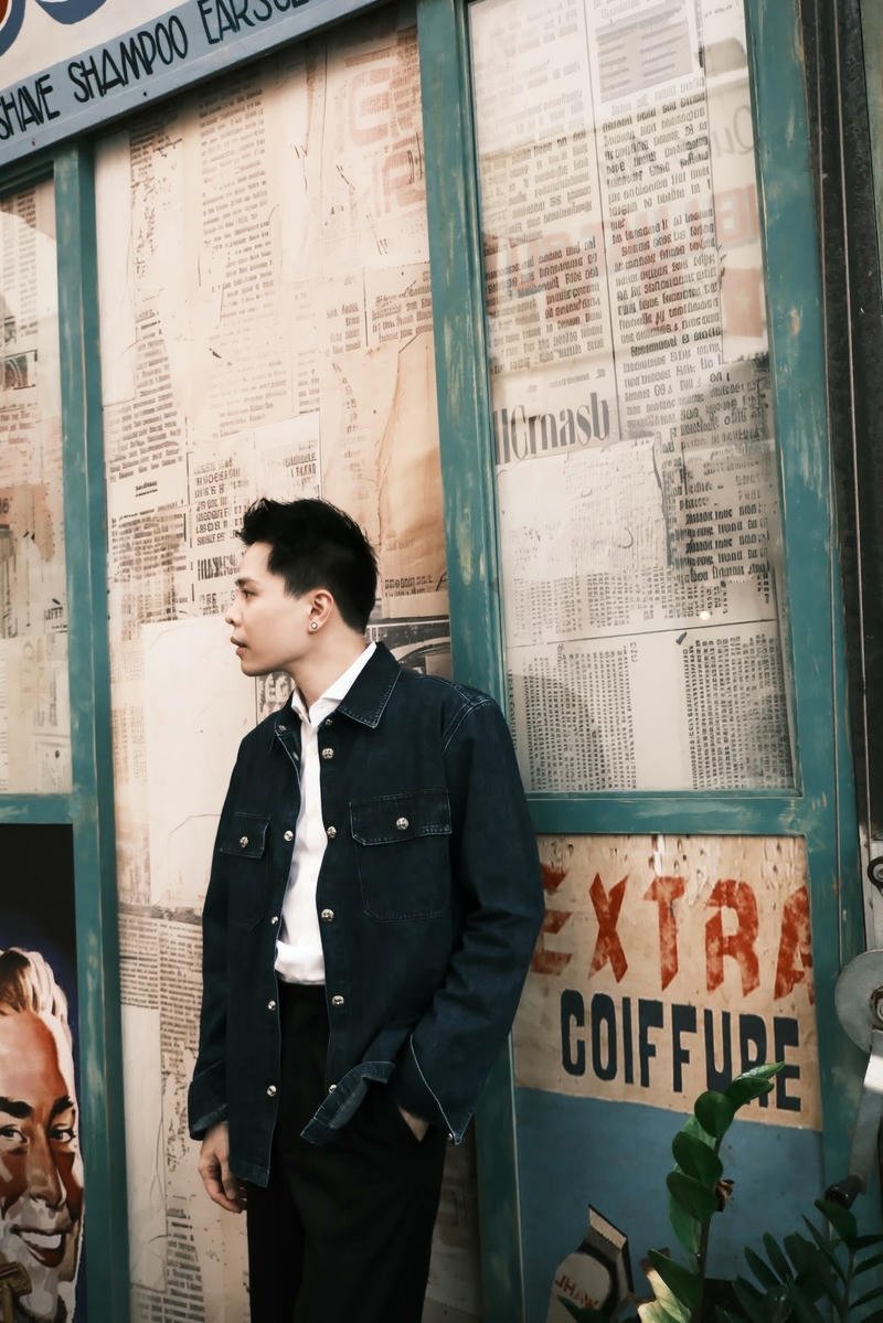 Hình nền Trịnh Thăng Bình phong cách tối giản hiện đại