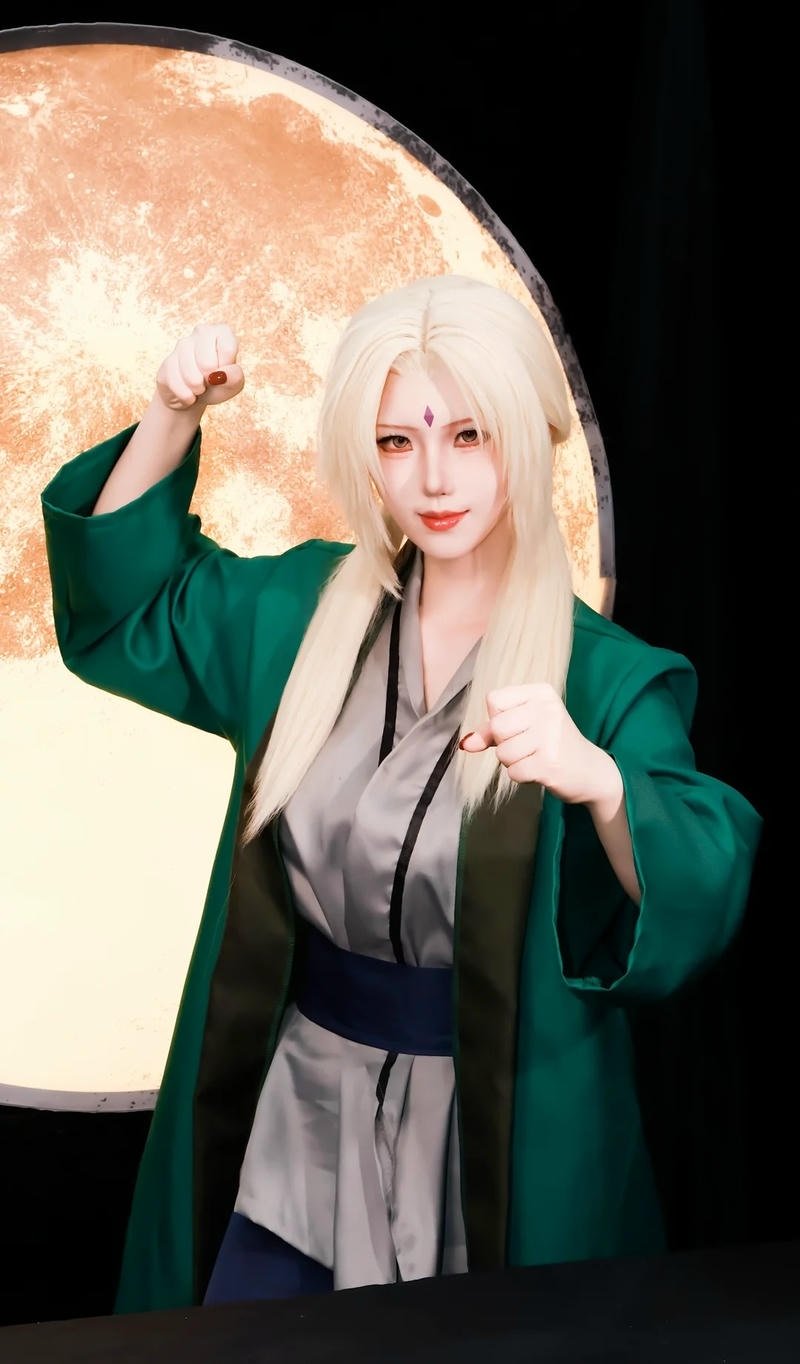 Hóa thân tsunade trong naruto với thần thái cuốn hút