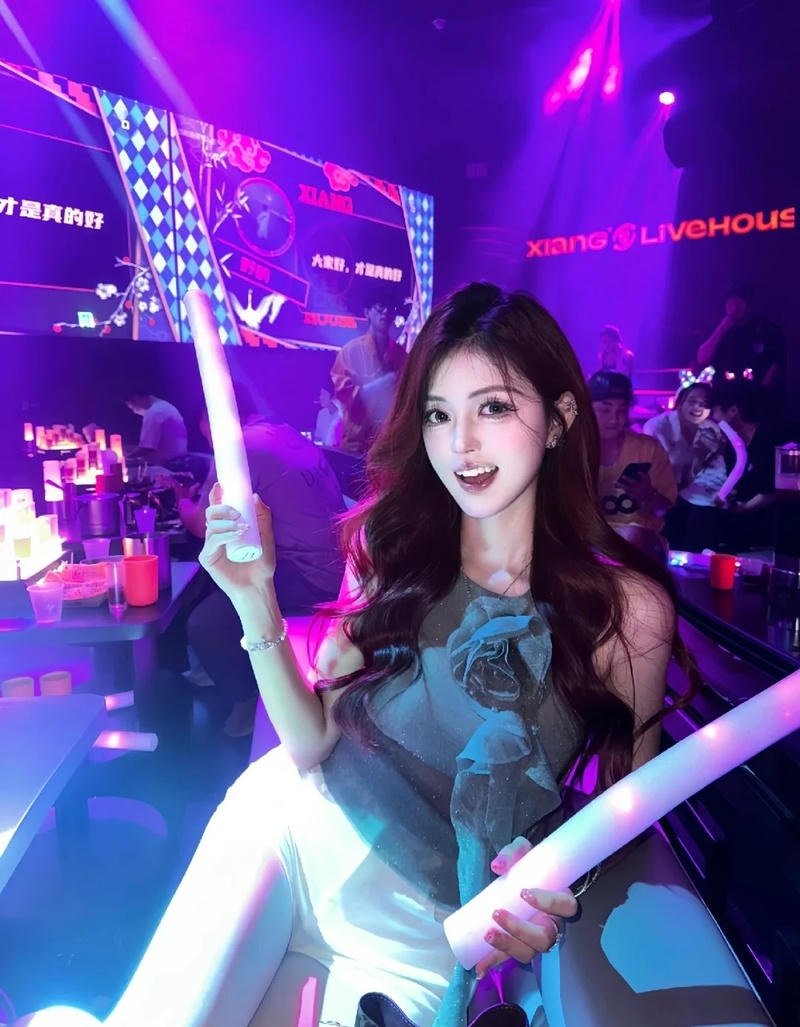 Hot girl đi bar quẩy cực sung trong không gian DJ