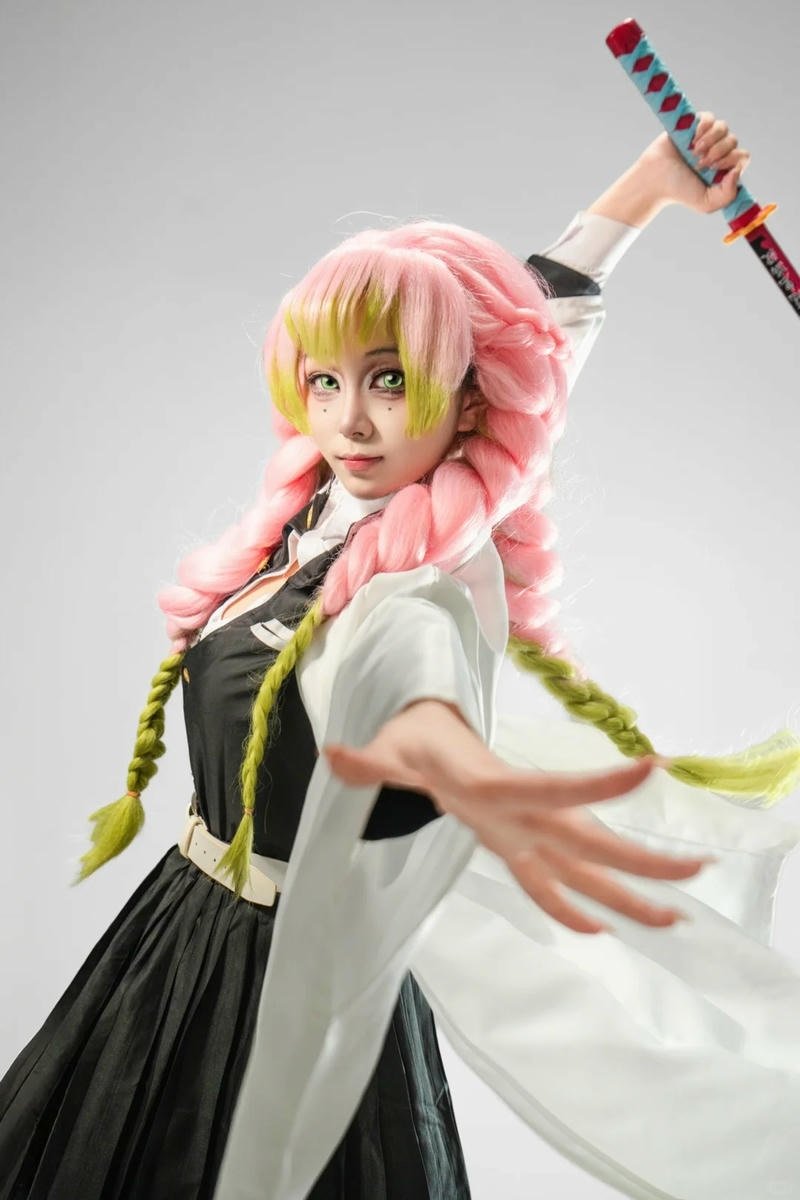 Kanroji Mitsuri anime cosplay với ánh nhìn cuốn hút