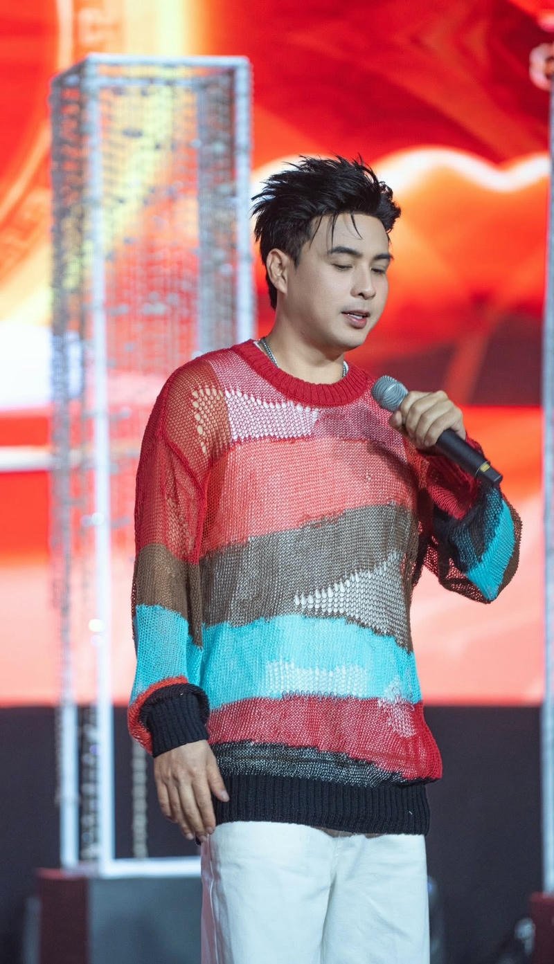 Khoảnh khắc Hồ Quang Hiếu biểu diễn ánh đèn lung linh