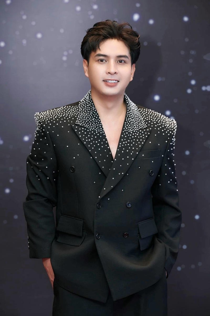 Khoảnh khắc Hồ Quang Hiếu cười tự nhiên dễ mến