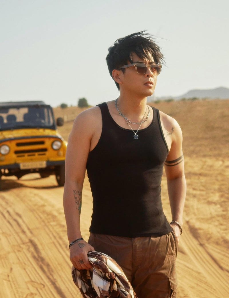 Khoảnh khắc Hồ Quang Hiếu thư giãn ngoài trời tự nhiên