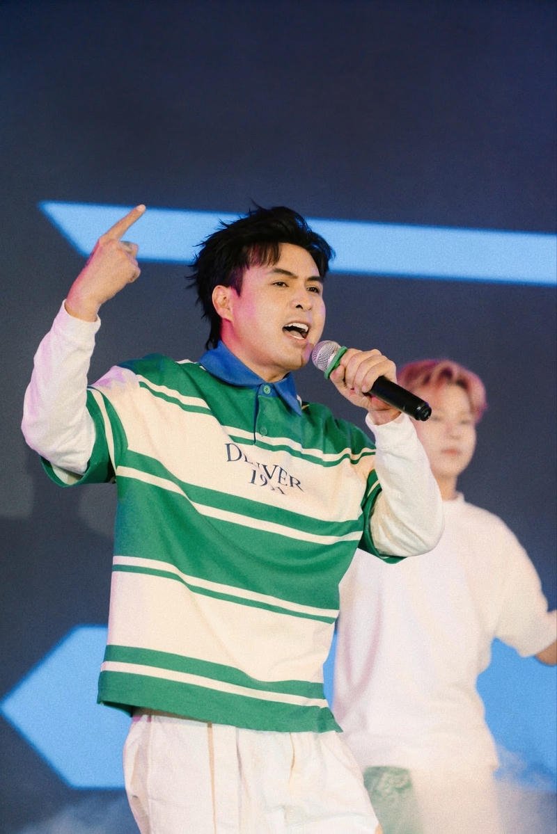 Khoảnh khắc Hồ Quang Hiếu trên sân khấu đầy năng lượng