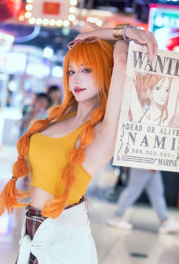 Khoảnh khắc Nami cosplay với outfit xanh cam nổi bật