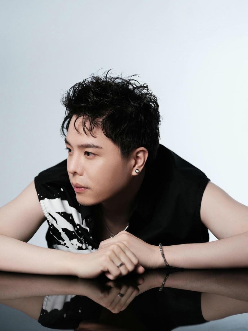 Khoảnh khắc ánh mắt sâu lắng Trịnh Thăng Bình