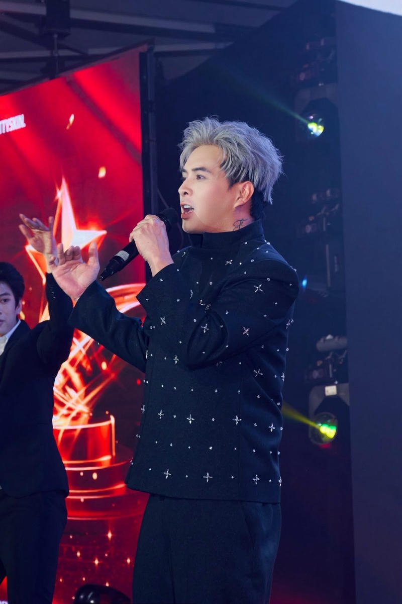 Khoảnh khắc biểu diễn sôi động của Hồ Quang Hiếu trên sân khấu