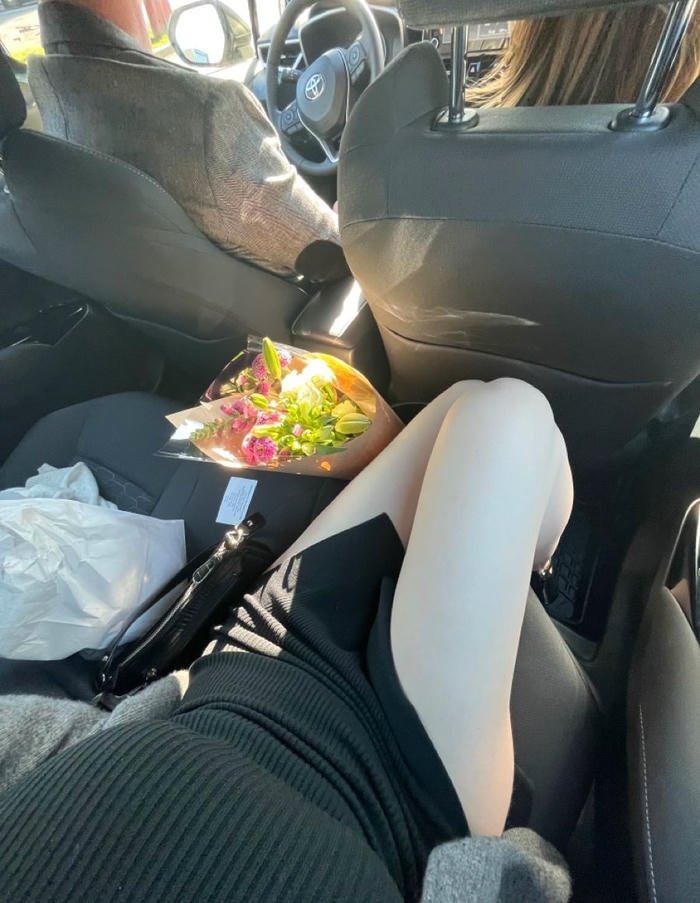 Khoảnh khắc đôi chân nữ đẹp tạo dáng tự nhiên ngoài trời