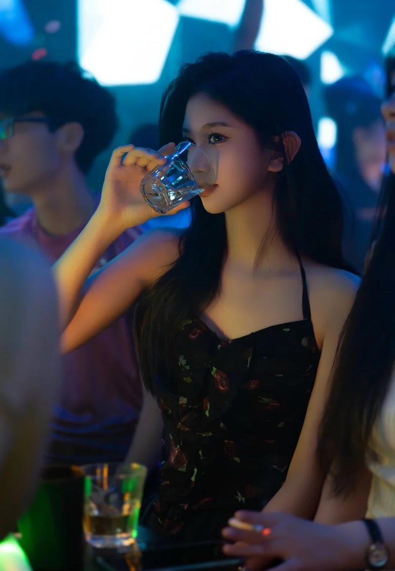 Khoảnh khắc hòa mình vào âm nhạc của cô gái trẻ