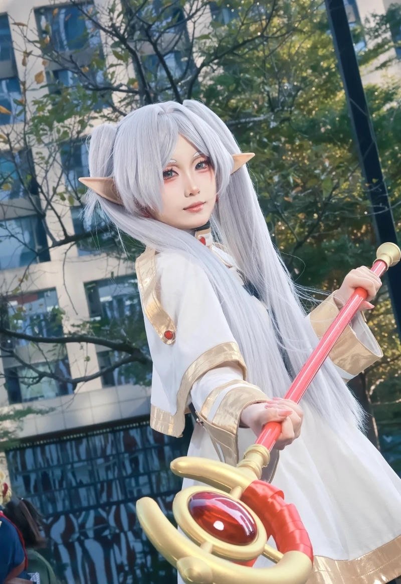 Khoảnh khắc hóa thân Frieren pháp sư tiễn biệt ngoài đời