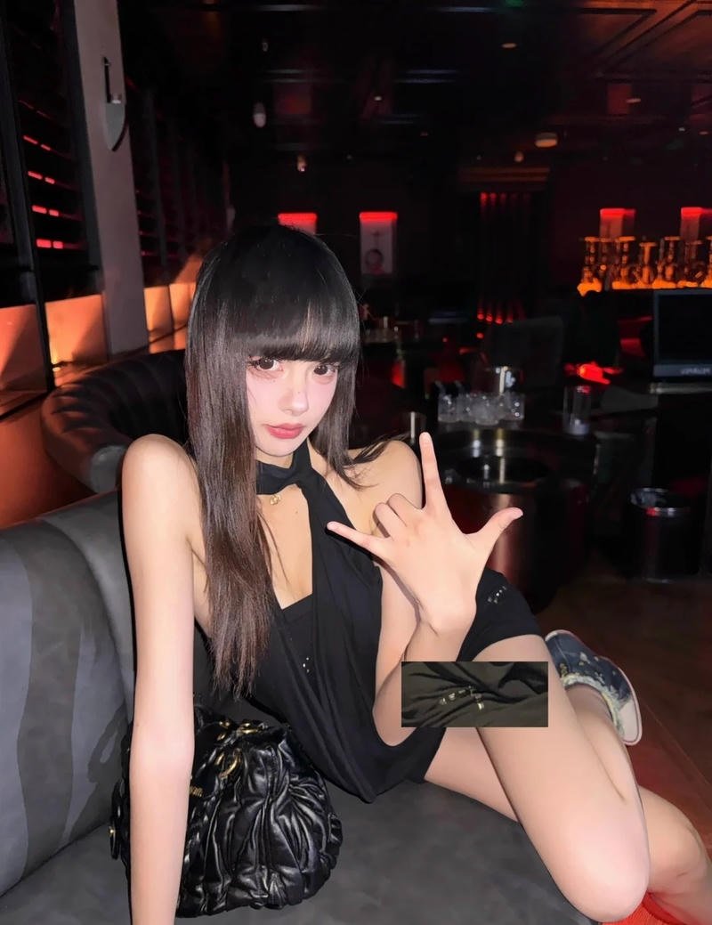 Khoảnh khắc tạo dáng trong club với ánh đèn flash