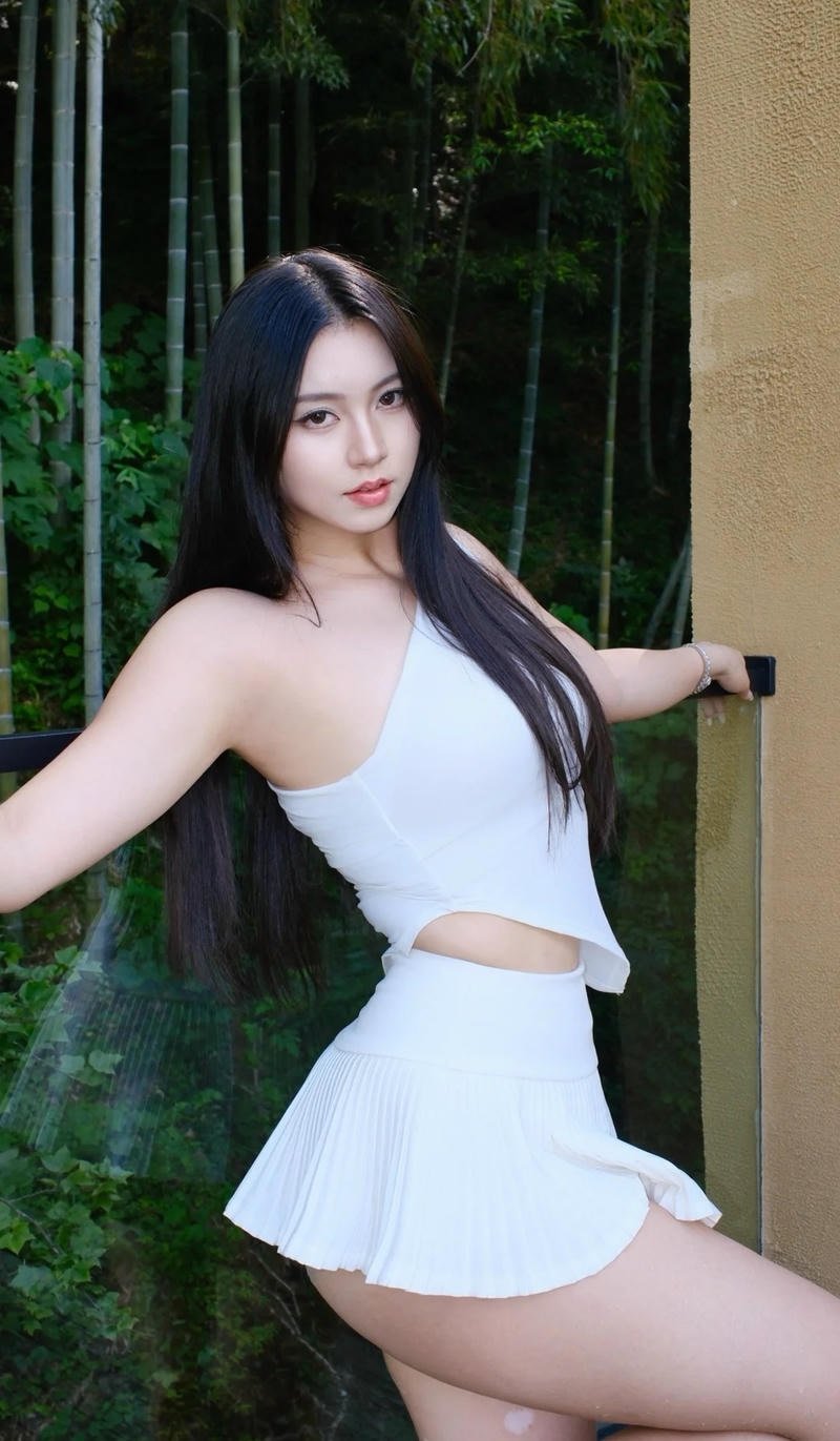 Khoảnh khắc tạo dáng tự nhiên của cô gái ngoài trời