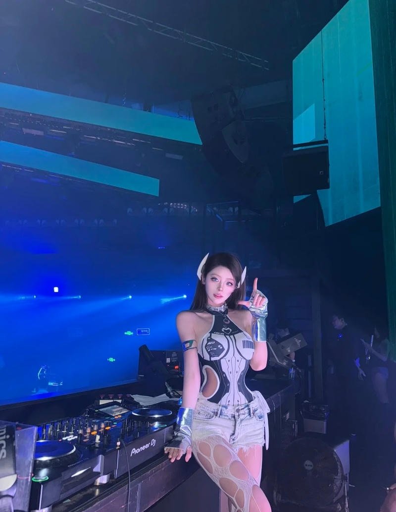 Khung cảnh club với cô gái nổi bật giữa ánh đèn