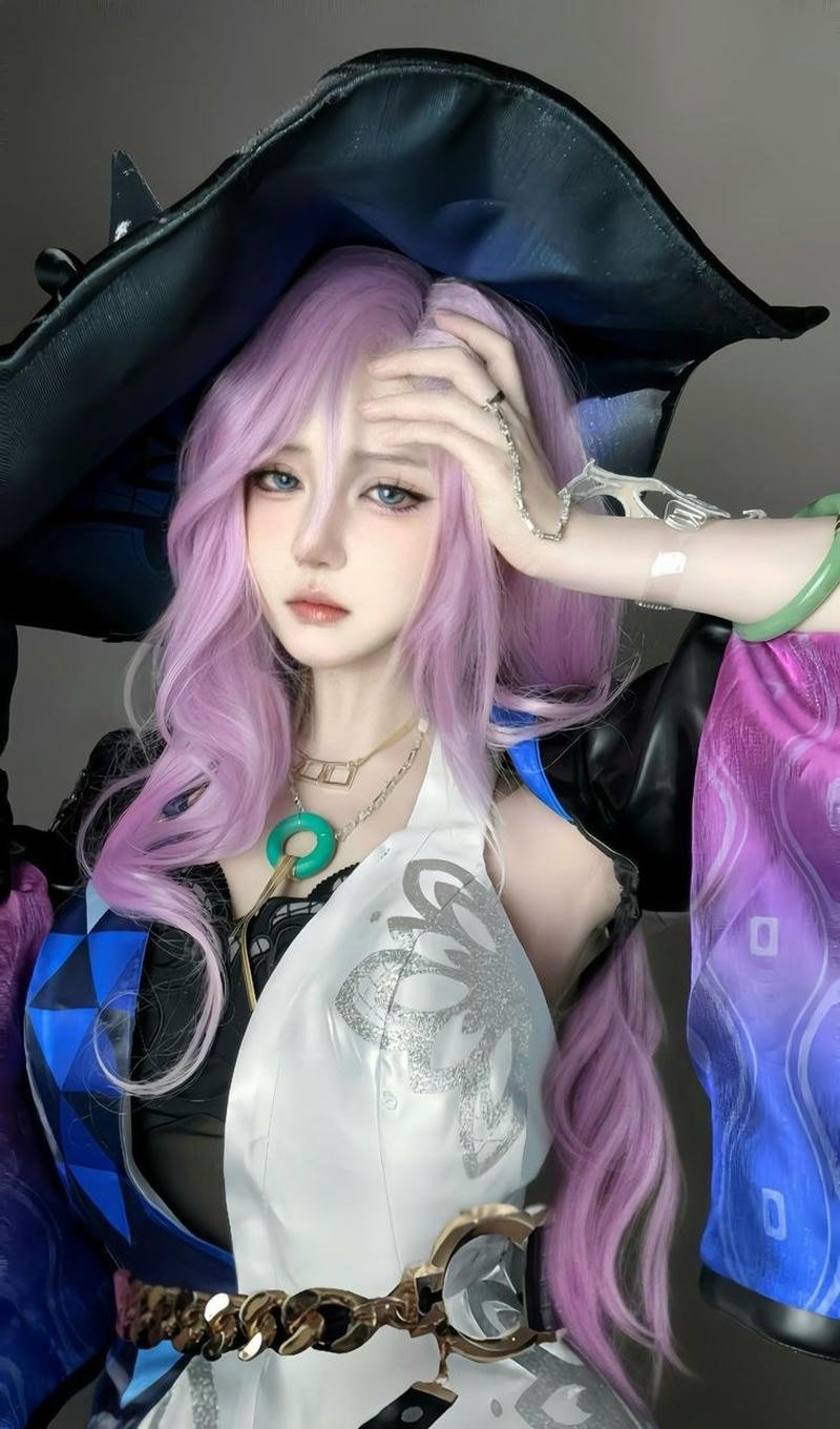 Khung cảnh cosplay anime với hiệu ứng ánh sáng huyền ảo