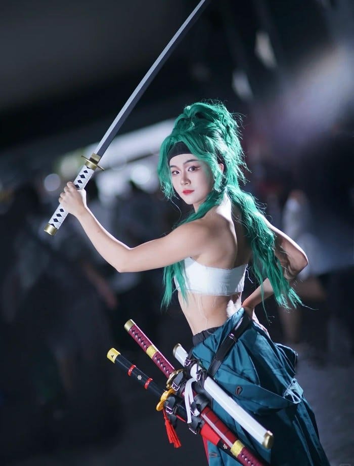 Khung cảnh cosplay nhân vật nữ với outfit xanh nổi bật