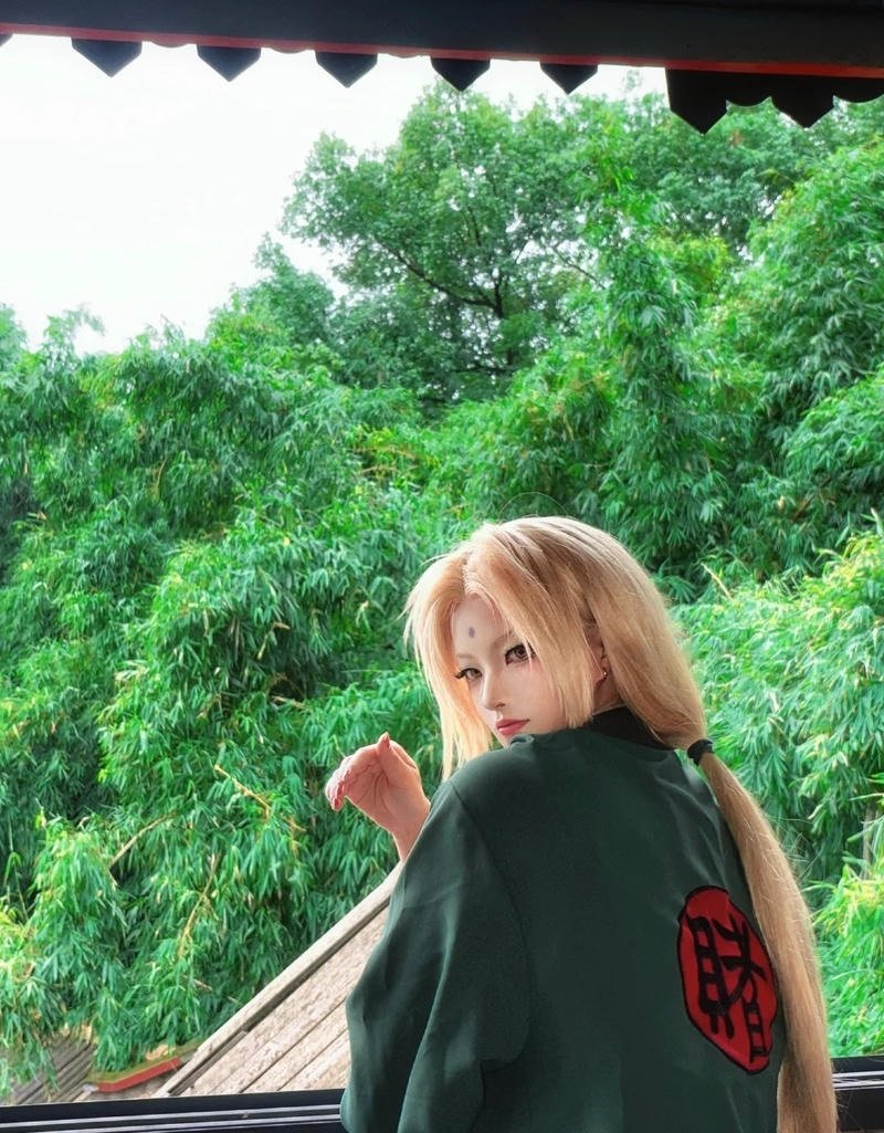 Khung cảnh huyền bí làm nổi bật nhân vật tsunade