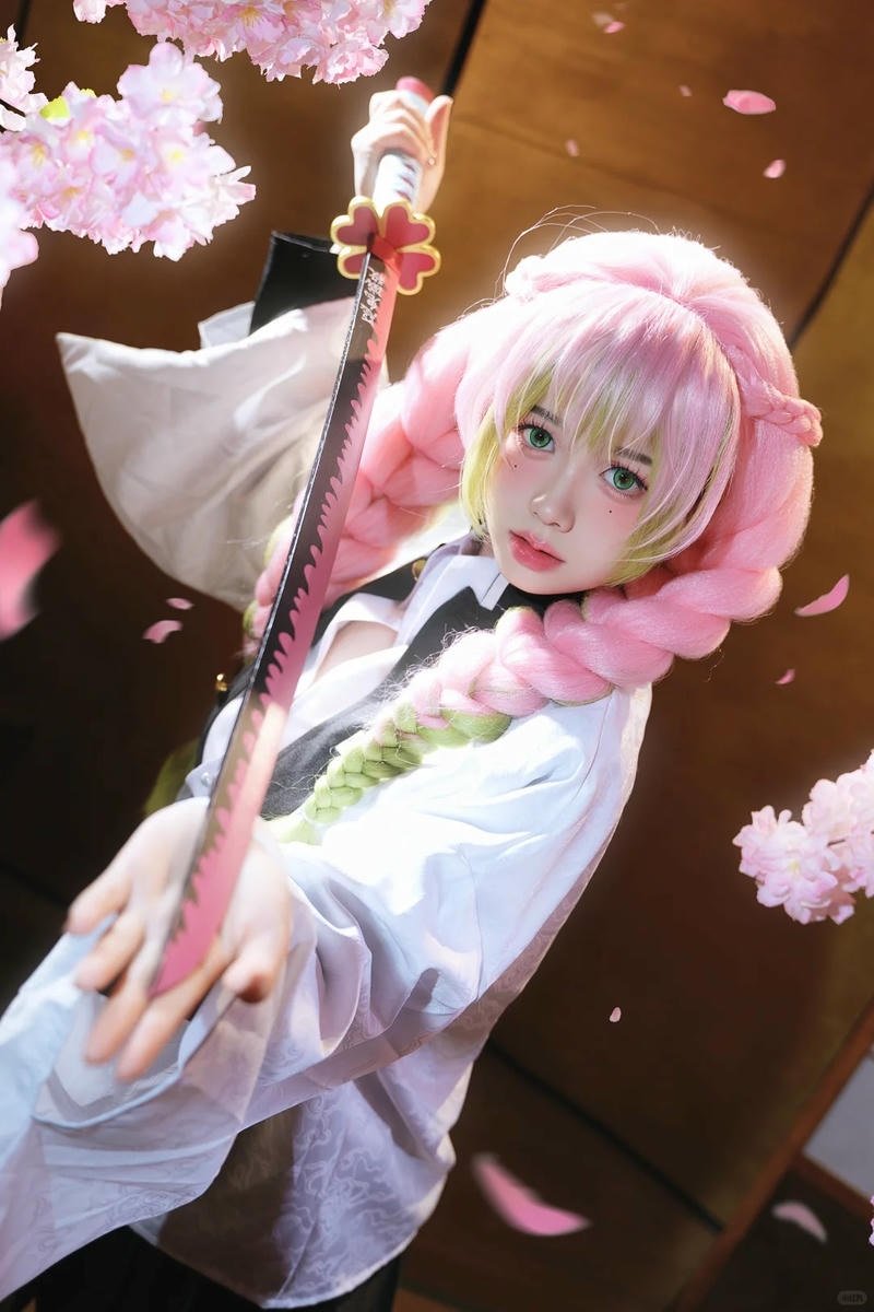 Khung cảnh thiên nhiên làm nổi bật cosplay luyến trụ