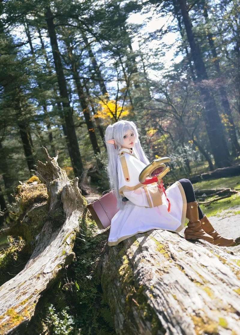 Khung hình cosplay anime đẹp tái hiện nhân vật Frieren