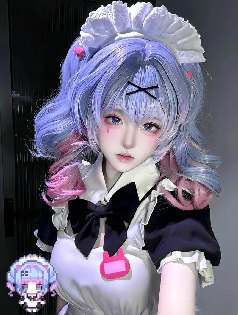 Khung hình cosplay anime với trang phục chi tiết