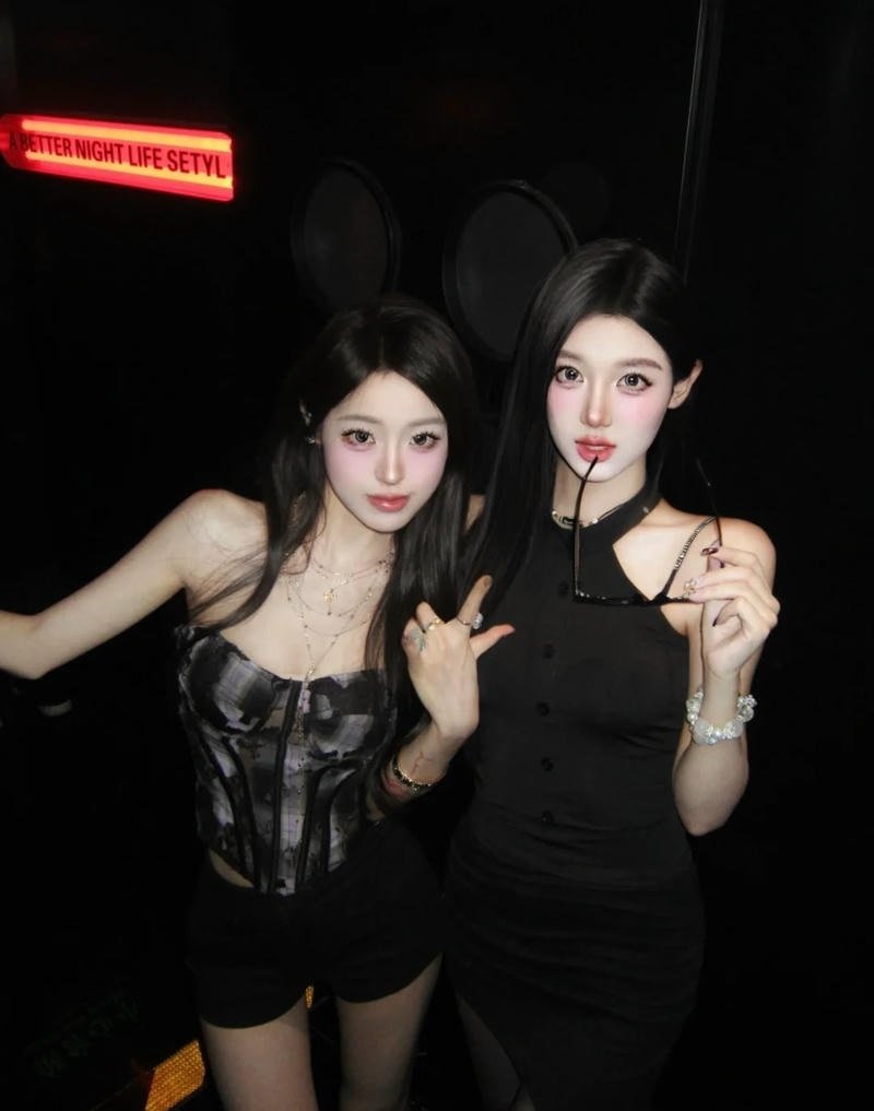 Khung hình nightlife với gái xinh giữa sàn nhảy