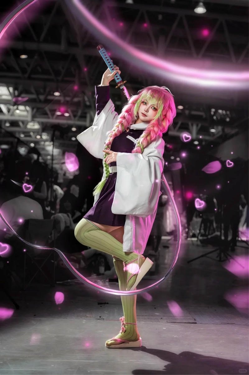 Kimetsu no Yaiba cosplay Mitsuri trong không gian huyền ảo