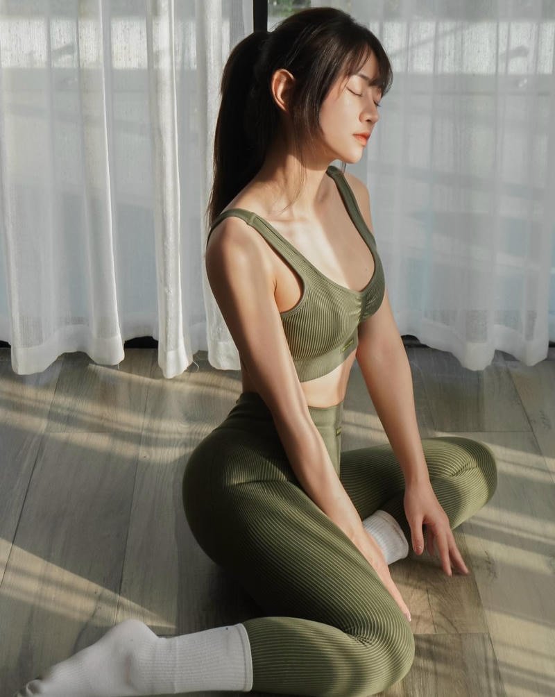 Lê Bống tạo dáng trong bộ ảnh du lịch mùa hè