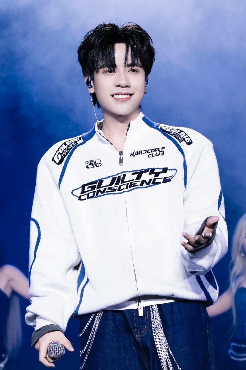 Nền Quang Hùng MasterD biểu diễn trên sân khấu lớn