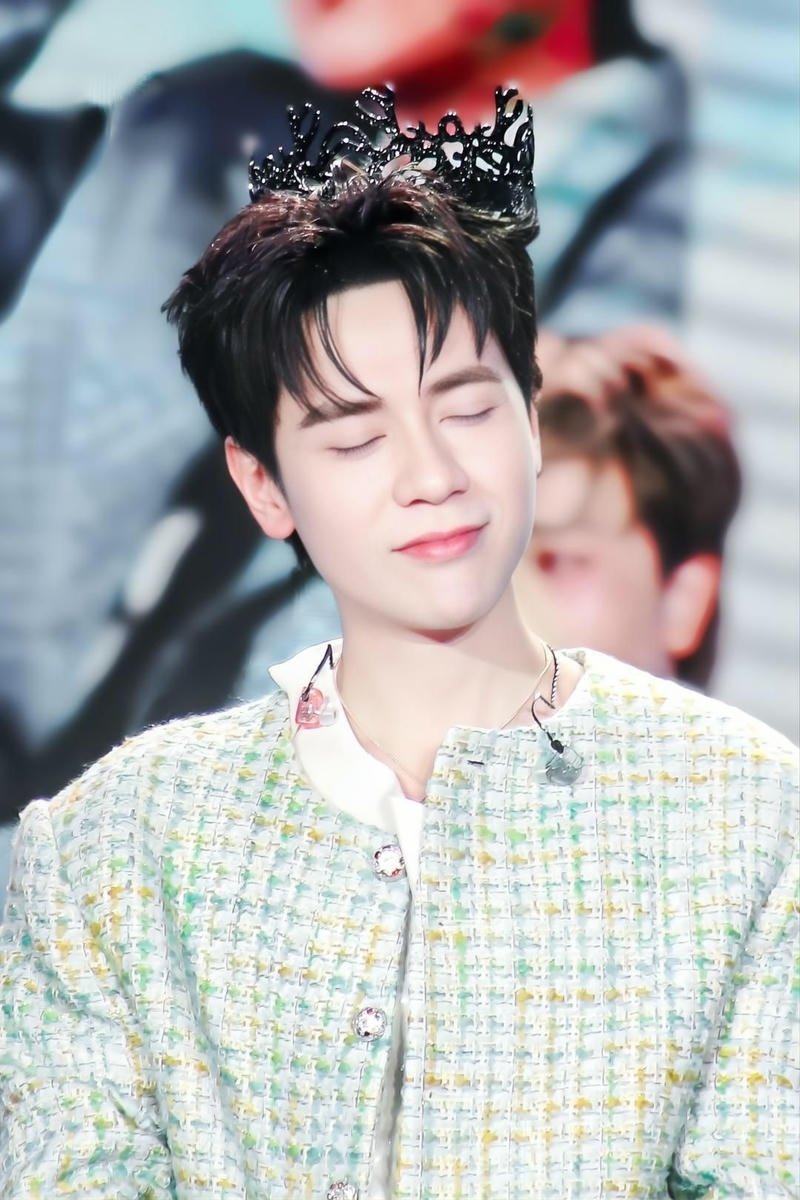 Nền Quang Hùng MasterD nhìn thẳng camera đầy cuốn hút