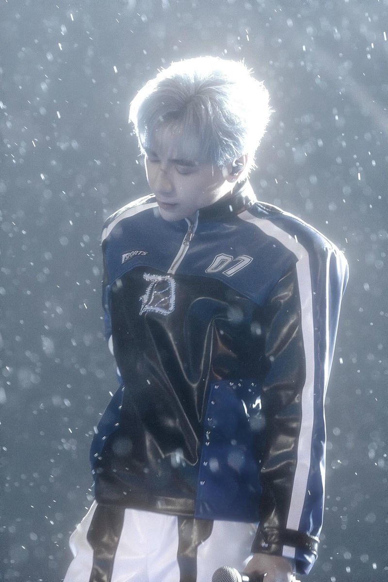 Nền Quang Hùng MasterD trong ánh đèn sân khấu lung linh