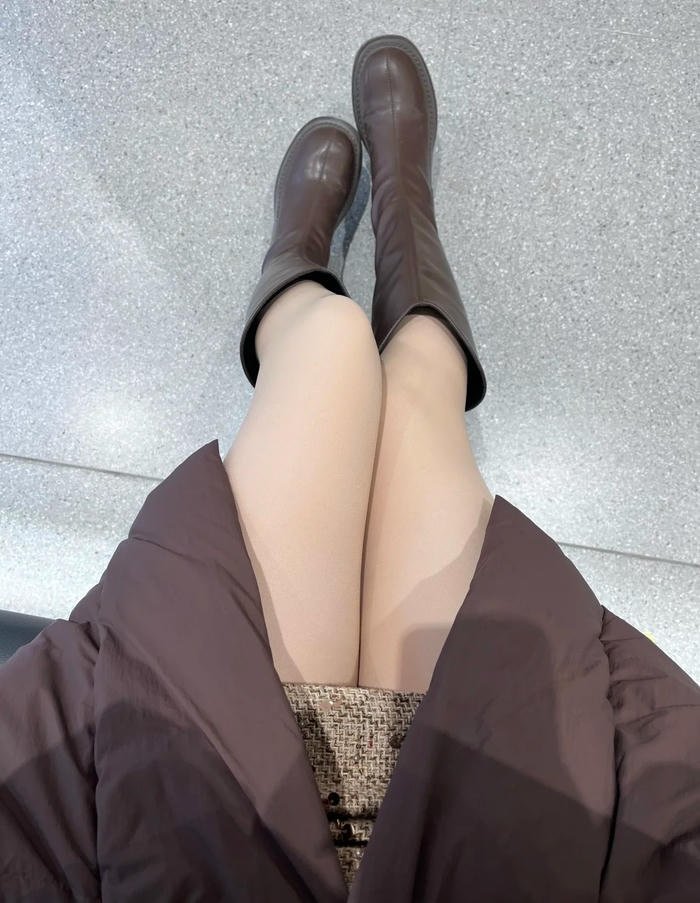 Nét cuốn hút của chân nữ đẹp trong outfit đơn giản