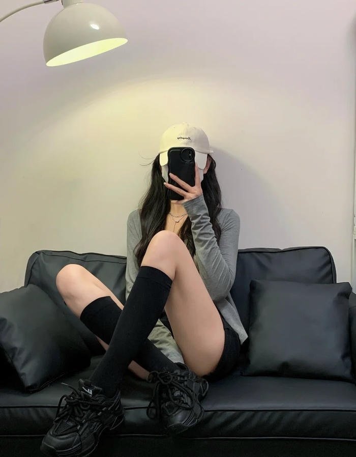 Nét đẹp của chân gái trong phong cách chụp tối giản