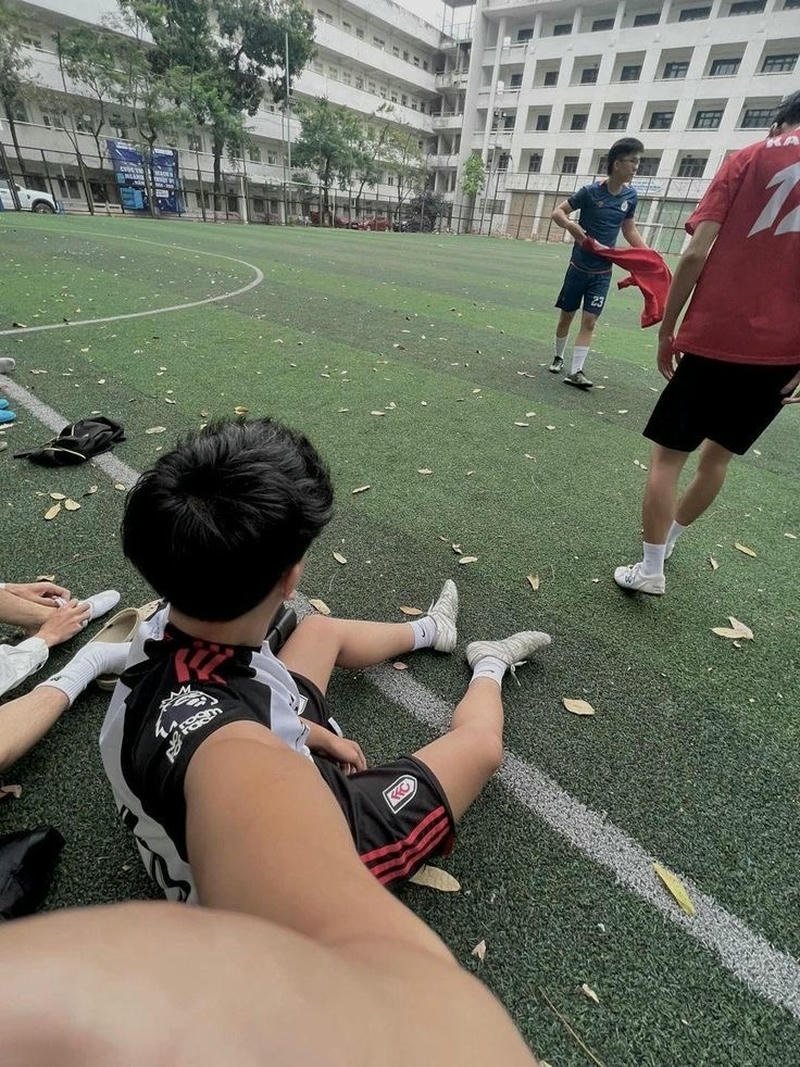 Người chơi bóng che mặt giữa sân rộng