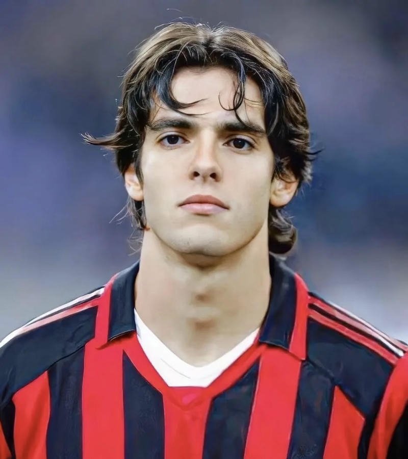 Người chơi bóng di chuyển nhẹ nhàng cùng bóng