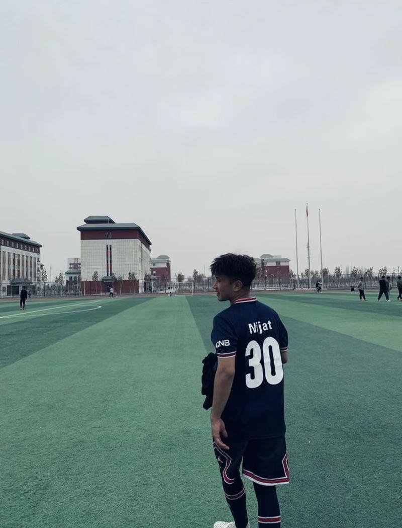 Người chơi bóng đứng quay lưng giữa sân trống