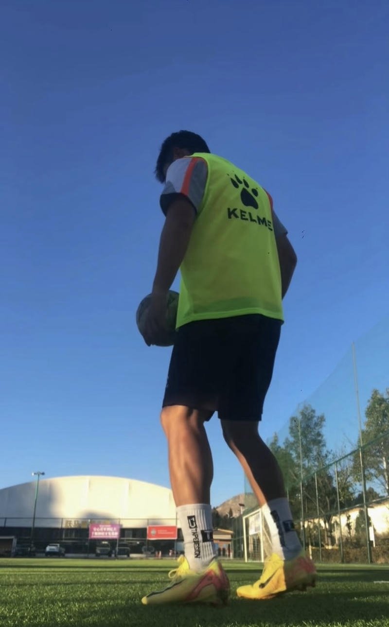 Người chơi bóng đứng yên nhìn về phía trước