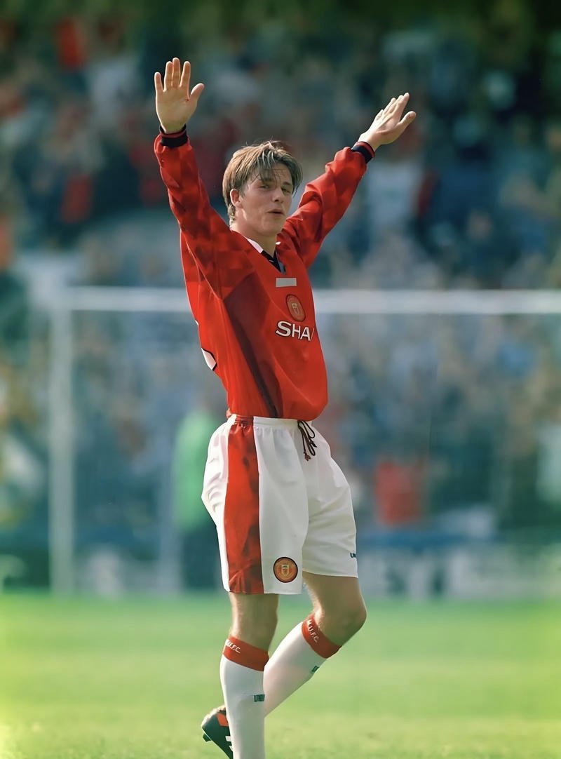 Nhân vật trai đá bóng với động tác dứt điểm mạnh