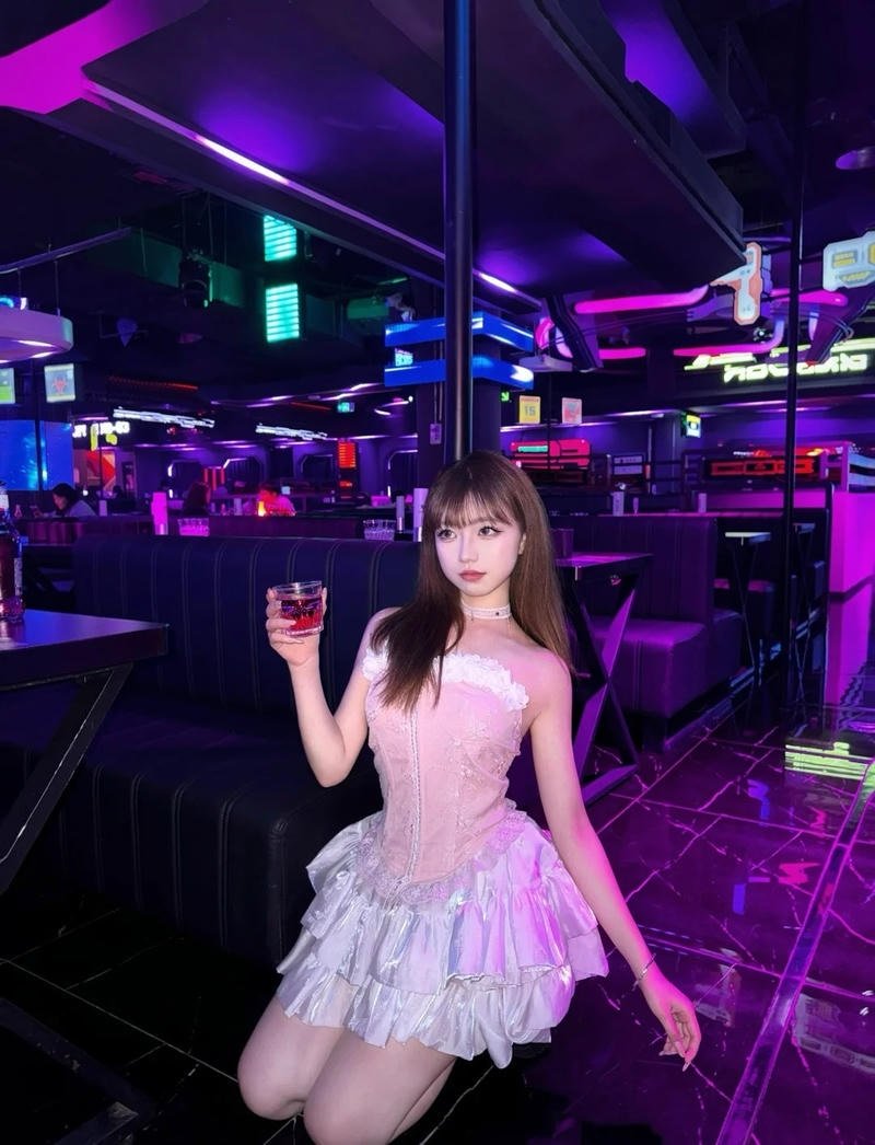 Nữ xinh đi bar chụp flash với vibe hiện đại nổi bật