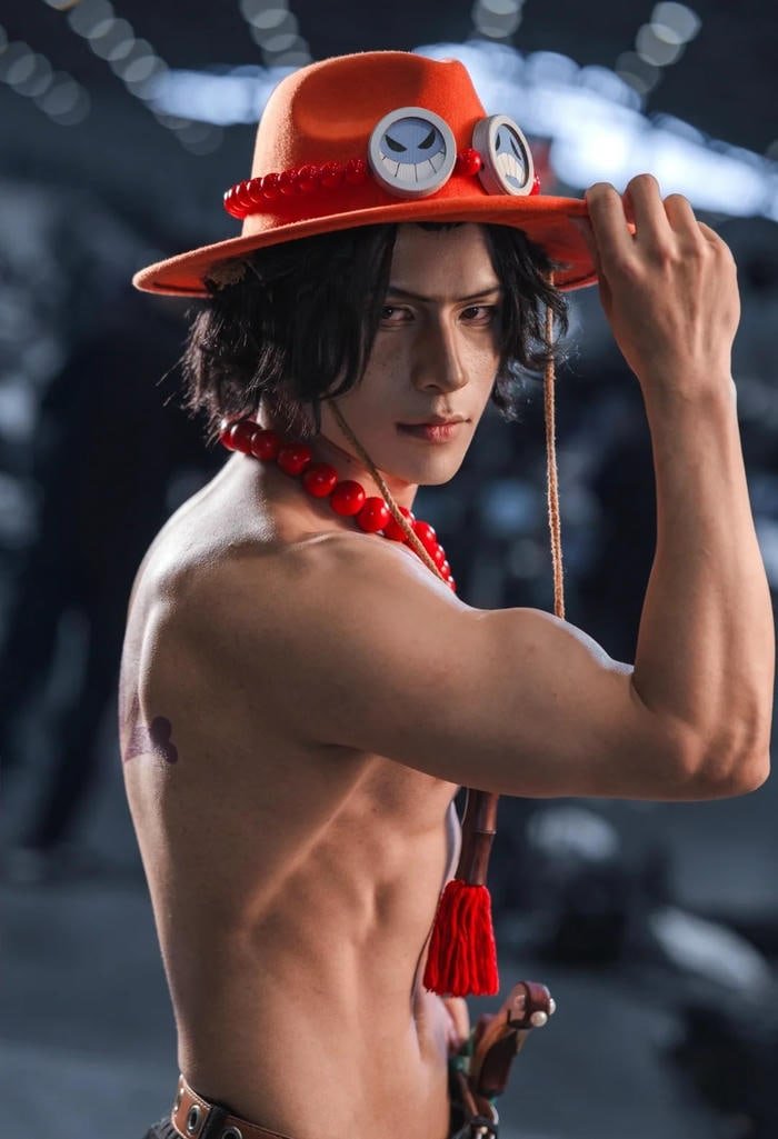 Phong cách Ace cởi áo với body săn chắc nổi bật