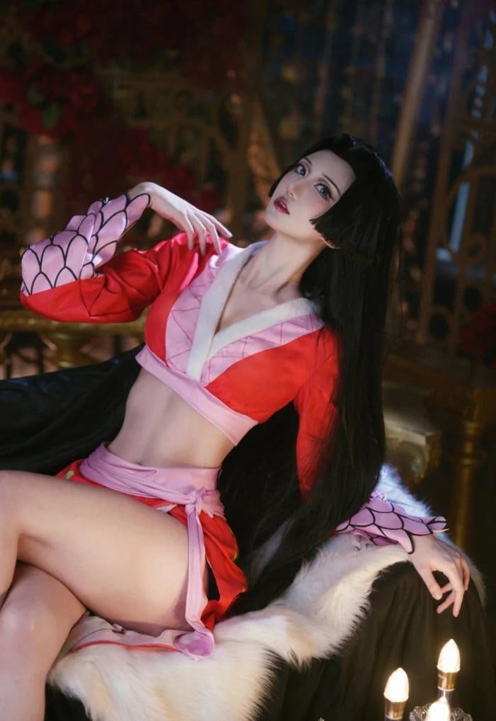 Phong cách Nami nằm tạo dáng với outfit đỏ nổi bật